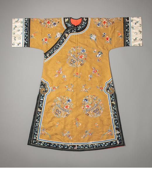 独角鹿西洋古董 19世纪末中国晚清时期出品香色缎绣富贵花果及祥瑞彩蝶纹氅衣 商品图2