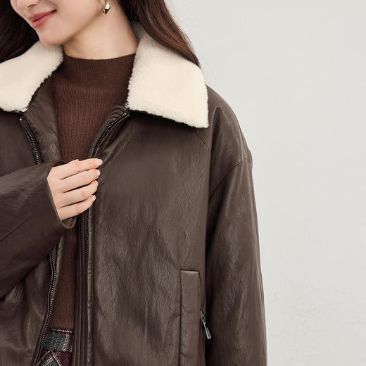 【年货节】熙世界酷飒风PU皮衣羽绒服女短款冬季新款复古毛领花苞外套白鸭绒 商品图3