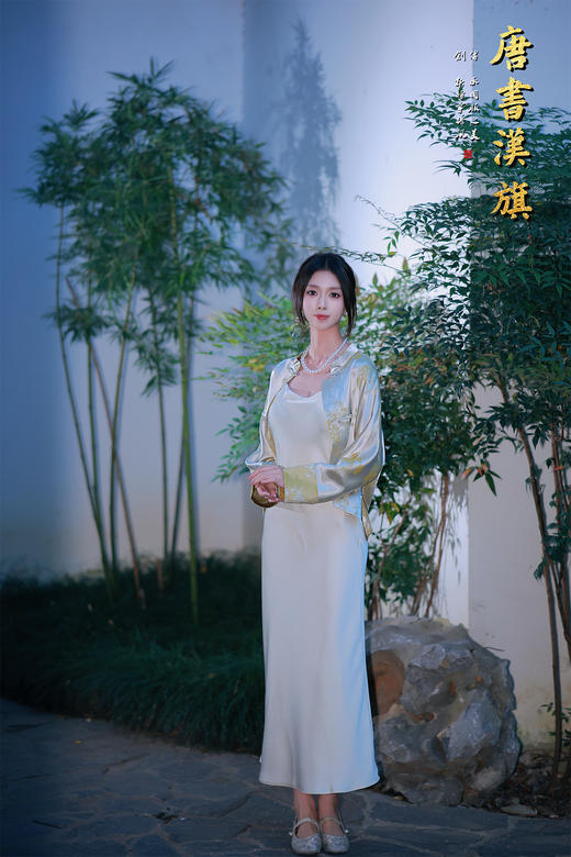 【金枝叶花】青金提花中式短衫，融民国风雅于现代剪裁，焕新国风穿搭意境。   衣身以清透青金为底，暗织雅致提花纹理，领口与袖口饰暖黄缎边 商品图2