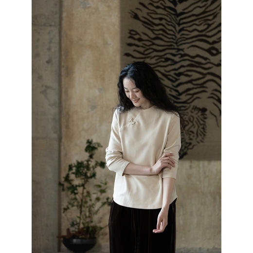 牧衣游原创 洁净绒感T恤女冬季新款轻巧简约斜襟百搭套头衫 颂歌 商品图1