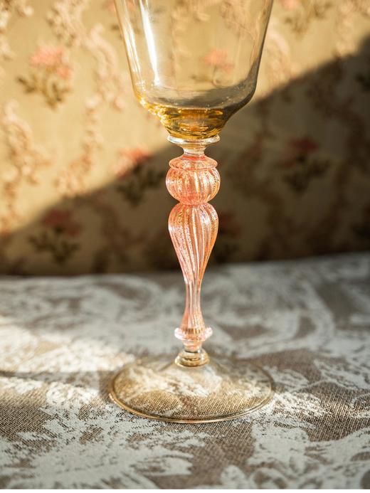 独角鹿西洋古董 20世纪意大利威尼斯穆拉诺水晶工坊出品玻璃点金工艺螺旋纹粉色杯柄修饰琥珀色杯身玻璃高脚杯 商品图3