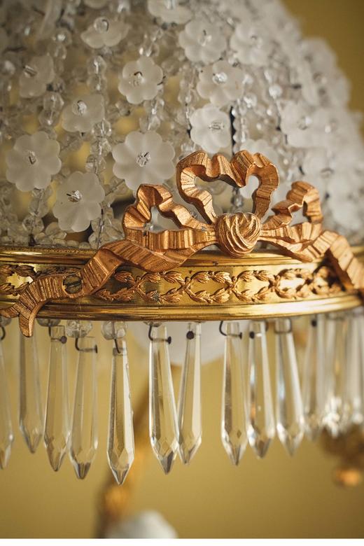 【已售】独角鹿西洋古董 19世纪欧洲出品铜鎏金精雕装饰繁花造型玻璃灯罩天使与山羊主题素胎瓷雕底座台灯 商品图3