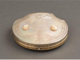 独角鹿西洋古董 1820年代法国卢浮宫回廊商店出品贝壳造型外盒装饰铜鎏金精雕嵌母贝缝纫套件