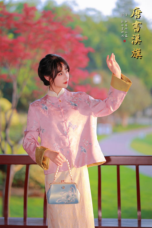 【蝶语双生】桃粉刺绣中式短衫，撷取江南春韵，织就国风雅致。   衣身以柔润桃粉为底，满幅绣制清透蓝蝶纹样，灵动翩跹；领口衬米黄立领，袖口翻折暖金缎面 商品图3
