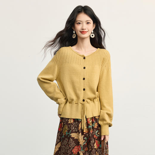 【10/23新品】熙世界奶黄色秋季穿搭针织开衫女慵懒风抽绳收腰软糯圆领毛衣外套 商品图3