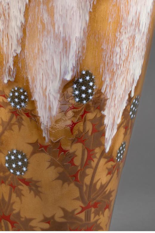 独角鹿西洋古董 1900-1901年代新艺术时期法国御窑出品Alexandre SANDIER设计手绘蓟花主题du Creusot器形黄釉堆白瓷瓶 商品图4