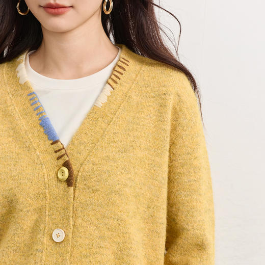 【年货节】熙世界多巴胺奶黄色毛衣短外套女2025秋冬季羊毛刺绣V领针织开衫 商品图4