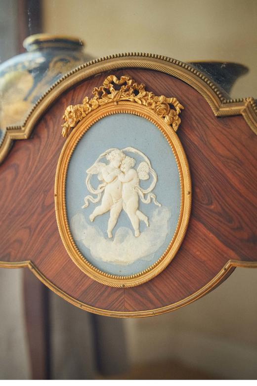 独角鹿西洋古董 19世纪法国出品拿破仑三世风格韦奇伍德陶瓷片修饰铜鎏金细木镶嵌展示柜 商品图4