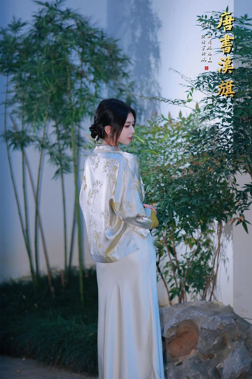 【金枝叶花】青金提花中式短衫，融民国风雅于现代剪裁，焕新国风穿搭意境。   衣身以清透青金为底，暗织雅致提花纹理，领口与袖口饰暖黄缎边 商品图8