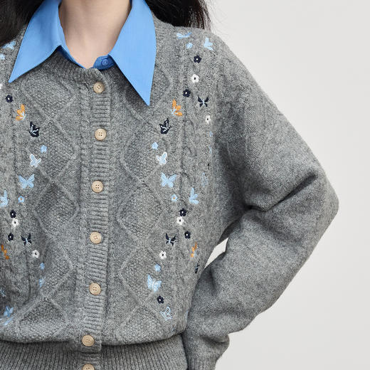 【年货节】熙世界蝴蝶花刺绣毛衣外套女秋冬复古灰色圆领针织开衫 商品图3