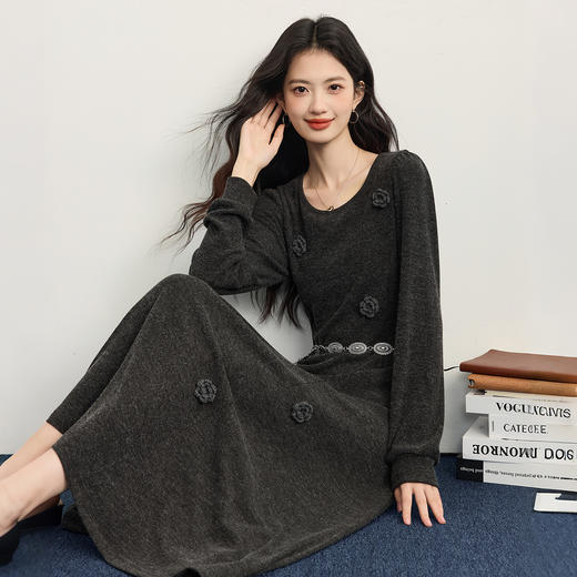 【10/23新品】熙世界高级感灰色立体花朵针织连衣裙女2025新款冬天配大衣的裙子 商品图1
