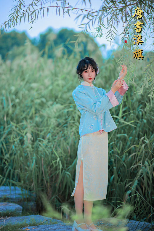 【粉蓝织梦】水蓝刺绣中式短衫，融江南水韵于衣袂之间。   衣身以清透水蓝为底，暗织雅致提花并点缀精巧刺绣，领口与袖口饰柔粉滚边，细节处尽显国风温婉；立领设计衬出颈部线条 商品图5