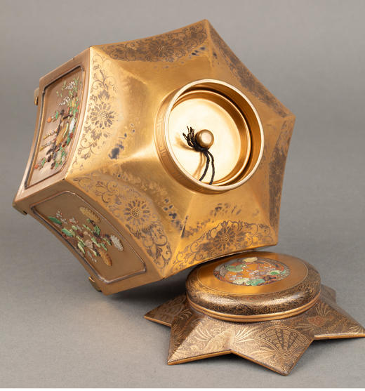 独角鹿西洋古董 1880年代日本明治时期出品富贵花鸟主题芝山镶嵌装饰卷草叶纹金漆莳绘茶叶罐 商品图5