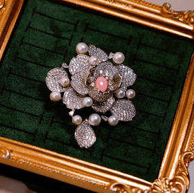 女王贝+珍珠星星点点，花开富贵胸针，立体感很强哦。ji光的珍珠，近圆无核天然珍珠。