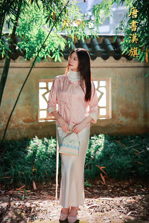 【丝语花痕(人丝提花）】粉调提花短款衬衣，融国风雅致于现代剪裁。   衣身采柔粉提花面料，暗蕴细腻纹理，圆领设计衬得颈部线条温婉；精致花扣点缀门襟，七分袖口饰浅香槟色滚边，细节处尽显复古巧思。 商品图4