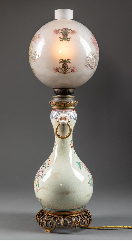 独角鹿西洋古董 1870年代法国出品东方风格铜鎏金精雕底座嵌龙纹珐琅彩绘水晶灯罩装饰「喜上梅梢」主题冰裂纹瓷瓶台灯一对 商品图3