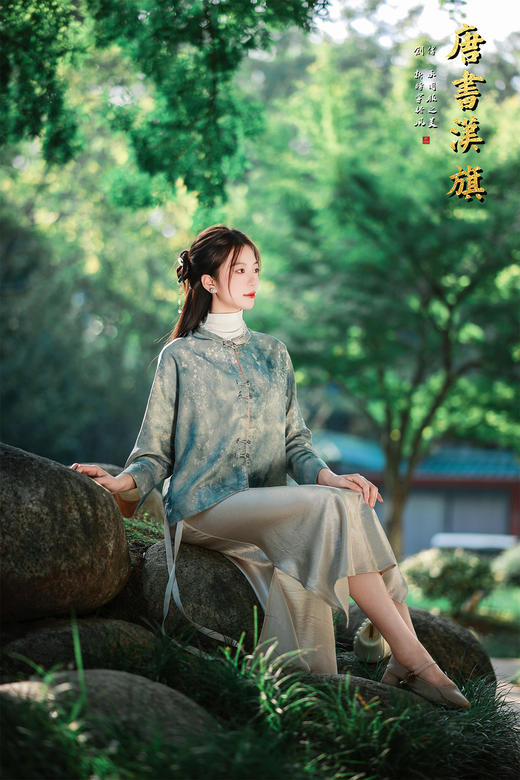 【青花灰影（人丝提花）】青釉色提花中式短衫，萃取国风雅致，点亮日常穿搭意境。   衣身以清润青釉色为底，暗织雅致提花纹理，圆领设计衬出颈部温婉线条；门襟缀传统盘扣，长袖翻折整体版型宽松有度 商品图3