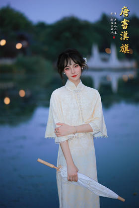 【琉璃梦】月光白提花旗袍套装，以月光白提花面料裁就，领口缀水钻花饰，下摆垂坠珍珠流苏，举手投足间流光轻晃；内搭同色系提花旗袍，修身廓形勾勒曼妙曲线，暗纹织就的清透花纹在光影下若隐若现。