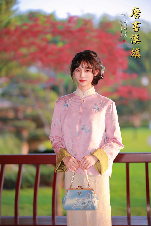 【蝶语双生】桃粉刺绣中式短衫，撷取江南春韵，织就国风雅致。   衣身以柔润桃粉为底，满幅绣制清透蓝蝶纹样，灵动翩跹；领口衬米黄立领，袖口翻折暖金缎面 商品图0