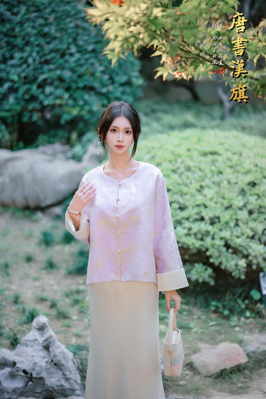 【烟紫黄鹤云（织锦缎）】紫调提花中式短衫，揉碎烟霞入衣袂，焕新国风日常感。   衣身以柔雾紫为底，暗织云纹提花，朦胧间尽显古典雅致；圆领设计衬出颈部线条，门襟缀精致彩扣，袖口翻折浅灰缎面 商品图0