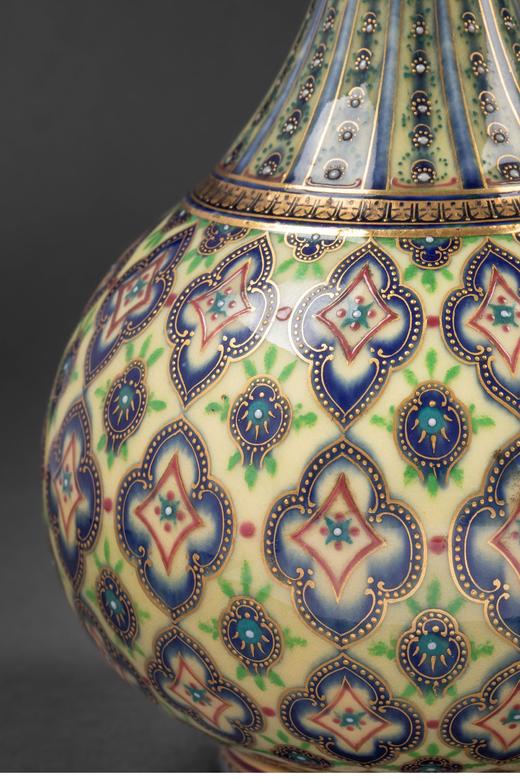 独角鹿西洋古董 1885-1887年代法国御窑出品Carrier-Belleuse设计波斯风格手绘描金Bouteille Persane器形瓷瓶一对 商品图5