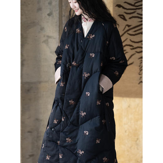 牧衣游原创 丝棉匹绣红嘴雁绒羽绒服长外套女新抗寒加厚保暖 渡霜 商品图1