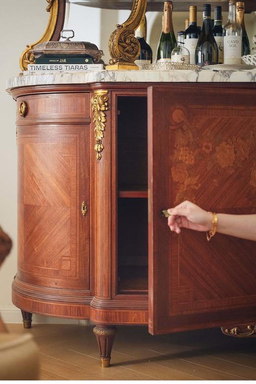 独角鹿西洋古董 19世纪末法国出品路易十六风格铜鎏金精雕装饰繁花奖杯主题细木镶嵌及大理石台面带镜餐边柜 商品图5