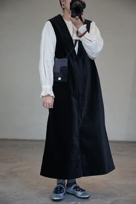 SUSURI 天鹅绒v领无袖连衣裙