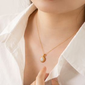 菜菜家欧泊项链|天然水晶欧泊+18k金织纹底托+足反钻石密镶，耀眼夺目