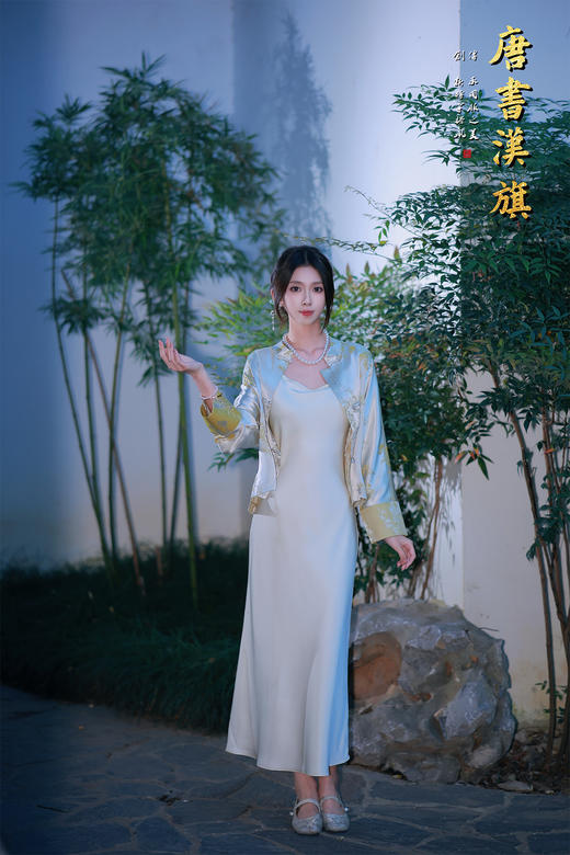 【金枝叶花】青金提花中式短衫，融民国风雅于现代剪裁，焕新国风穿搭意境。   衣身以清透青金为底，暗织雅致提花纹理，领口与袖口饰暖黄缎边 商品图1