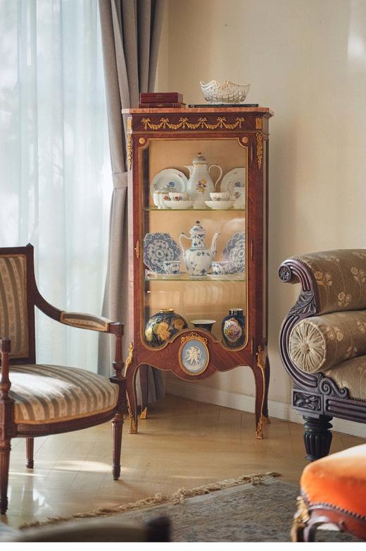 独角鹿西洋古董 19世纪法国出品拿破仑三世风格韦奇伍德陶瓷片修饰铜鎏金细木镶嵌展示柜 商品图0