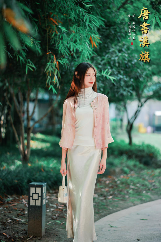 【丝语花痕(人丝提花）】粉调提花短款衬衣，融国风雅致于现代剪裁。   衣身采柔粉提花面料，暗蕴细腻纹理，圆领设计衬得颈部线条温婉；精致花扣点缀门襟，七分袖口饰浅香槟色滚边，细节处尽显复古巧思。 商品图3