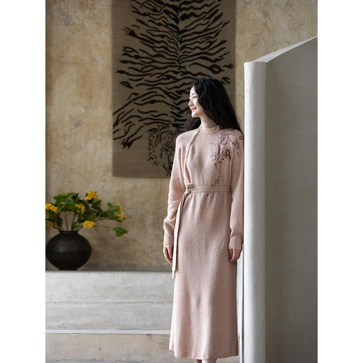 牧衣游原创 进口牦牛绒毛织混纺手工刺绣连衣裙软糯亲肤细腻 雾璃 商品图1