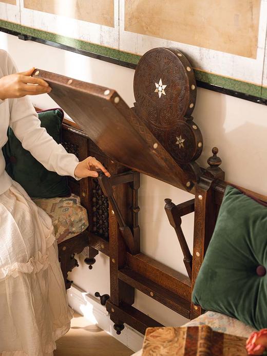 【已售】独角鹿西洋古董 1880年代叙利亚出品伊斯兰风格母贝镶嵌卷叶纹硬木精雕可折叠式双人桌椅套件 商品图3