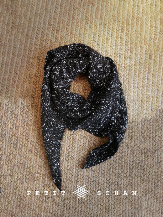 【20天左右发货-单笔实付满2580赠，和田玉系列除外，无需加购和拍下】昼夜 棉羊毛花纱针织三角巾 商品图3