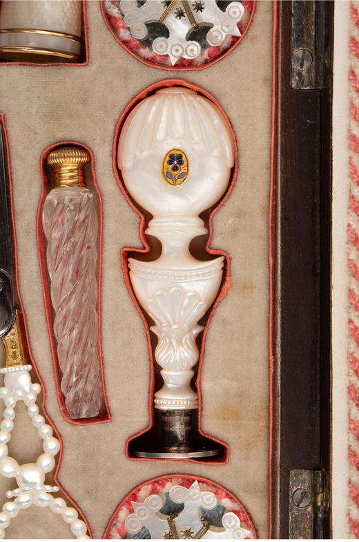 独角鹿西洋古董 19世纪法国卢浮宫回廊商店出品带镜木质外盒装饰铜鎏金精雕嵌母贝缝纫套件 商品图5