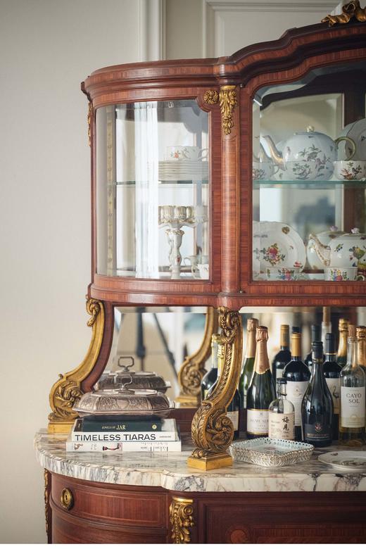 独角鹿西洋古董 19世纪末法国出品路易十六风格铜鎏金精雕装饰繁花奖杯主题细木镶嵌及大理石台面带镜餐边柜 商品图3