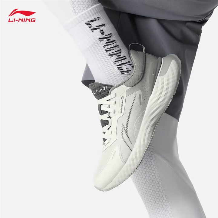 李宁男子秋冬防泼水跑步鞋运动鞋AGLU251-2