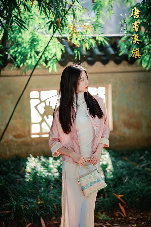 【丝语花痕(人丝提花）】粉调提花短款衬衣，融国风雅致于现代剪裁。   衣身采柔粉提花面料，暗蕴细腻纹理，圆领设计衬得颈部线条温婉；精致花扣点缀门襟，七分袖口饰浅香槟色滚边，细节处尽显复古巧思。 商品图6