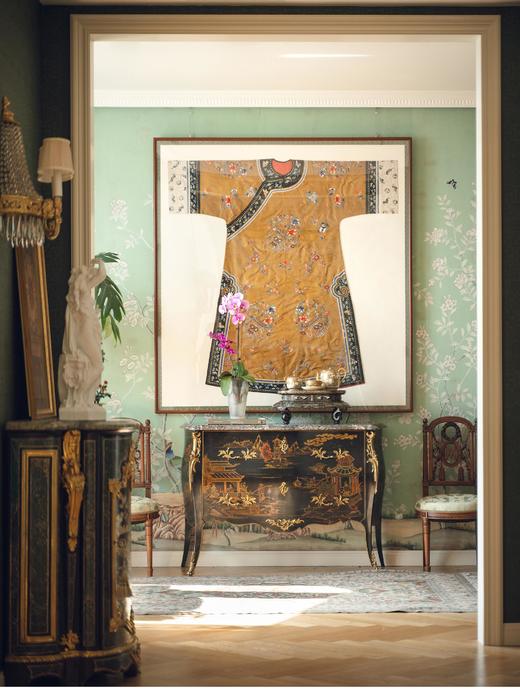 独角鹿西洋古董 19世纪末中国晚清时期出品香色缎绣富贵花果及祥瑞彩蝶纹氅衣 商品图0