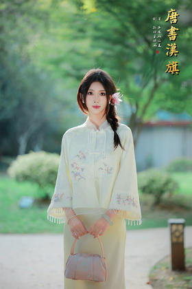 【玉绣风羽华裳】米白刺绣中式短衫，萃国风灵韵，织就春日浪漫。   衣身以柔润米白为底，满幅绣制彩调花簇纹样，清新雅致；领口缀盘扣，袖口垂坠水晶流苏