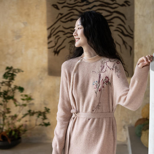 牧衣游原创 进口牦牛绒毛织混纺手工刺绣连衣裙软糯亲肤细腻 雾璃 商品图0