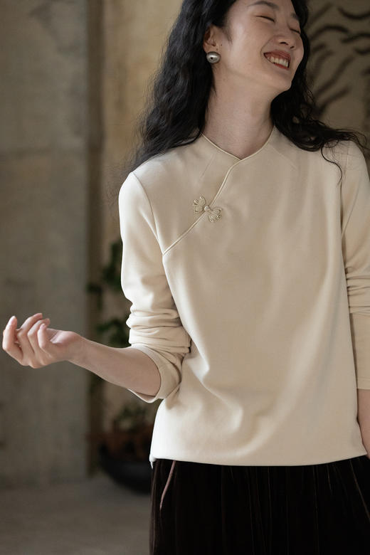 牧衣游原创 洁净绒感T恤女冬季新款轻巧简约斜襟百搭套头衫 颂歌 商品图5