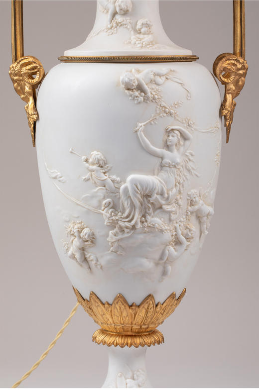 独角鹿西洋古董 19世纪末法国出品铜鎏金精雕装饰古典女神与天使主题素胎瓷花瓶台灯一对 商品图4