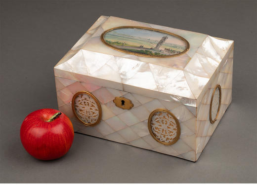 独角鹿西洋古董 19世纪法国卢浮宫回廊商店出品奥地利艺术家Balthasar Wigand绘《维也纳“十字架上的纺纱者”石塔》细密画外盒装饰铜鎏金嵌母贝缝纫套件 商品图1