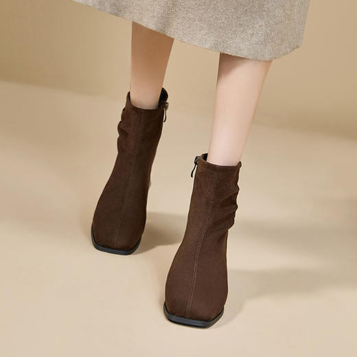 西遇法式短靴女高跟鞋冬季新款高级感绒面方头黑色粗跟瘦瘦靴V2257258 商品图1