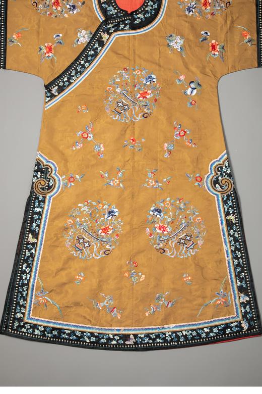 独角鹿西洋古董 19世纪末中国晚清时期出品香色缎绣富贵花果及祥瑞彩蝶纹氅衣 商品图5