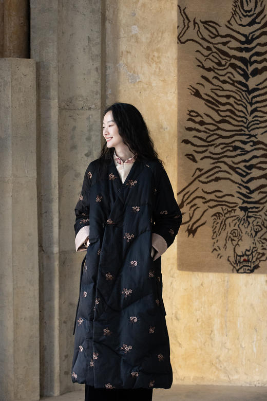 牧衣游原创 丝棉匹绣红嘴雁绒羽绒服长外套女新抗寒加厚保暖 渡霜 商品图5