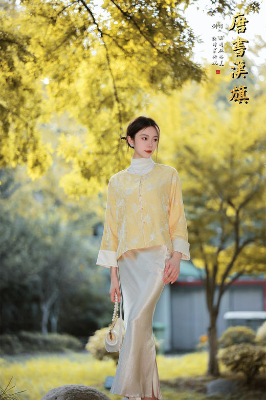 【烟紫黄鹤云（织锦缎）】鹅黄提花中式短衫，撷取国风雅意，焕新日常穿搭。   衣身以柔润鹅黄为底，暗织精致提花纹理，圆领设计衬出颈部温婉线条；门襟缀质感纽扣，七分袖口翻折浅香槟色缎面 商品图4