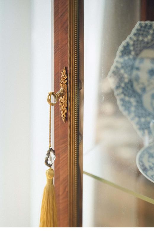 独角鹿西洋古董 19世纪法国出品拿破仑三世风格韦奇伍德陶瓷片修饰铜鎏金细木镶嵌展示柜 商品图3